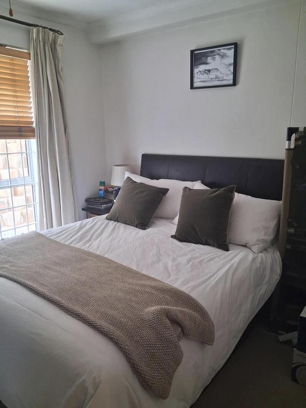 1 Bedroom Property for Sale in Vredehoek Western Cape